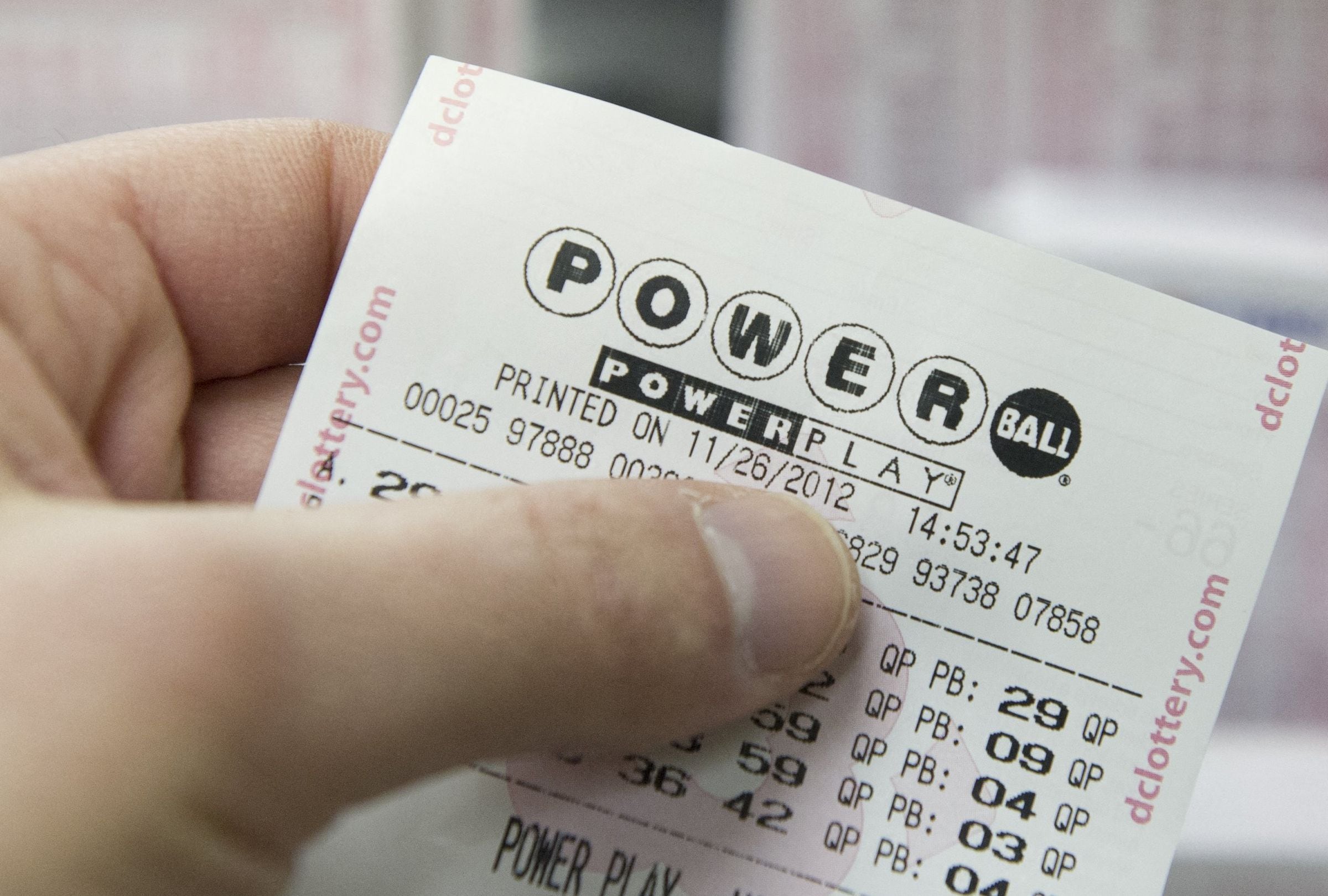 En esta nota conocerás los resultados del sorteo del Powerball del miércoles 4 de marzo y descubrir si alguien se quedó con el premio mayor. (Foto: SAUL LOEB / AFP)