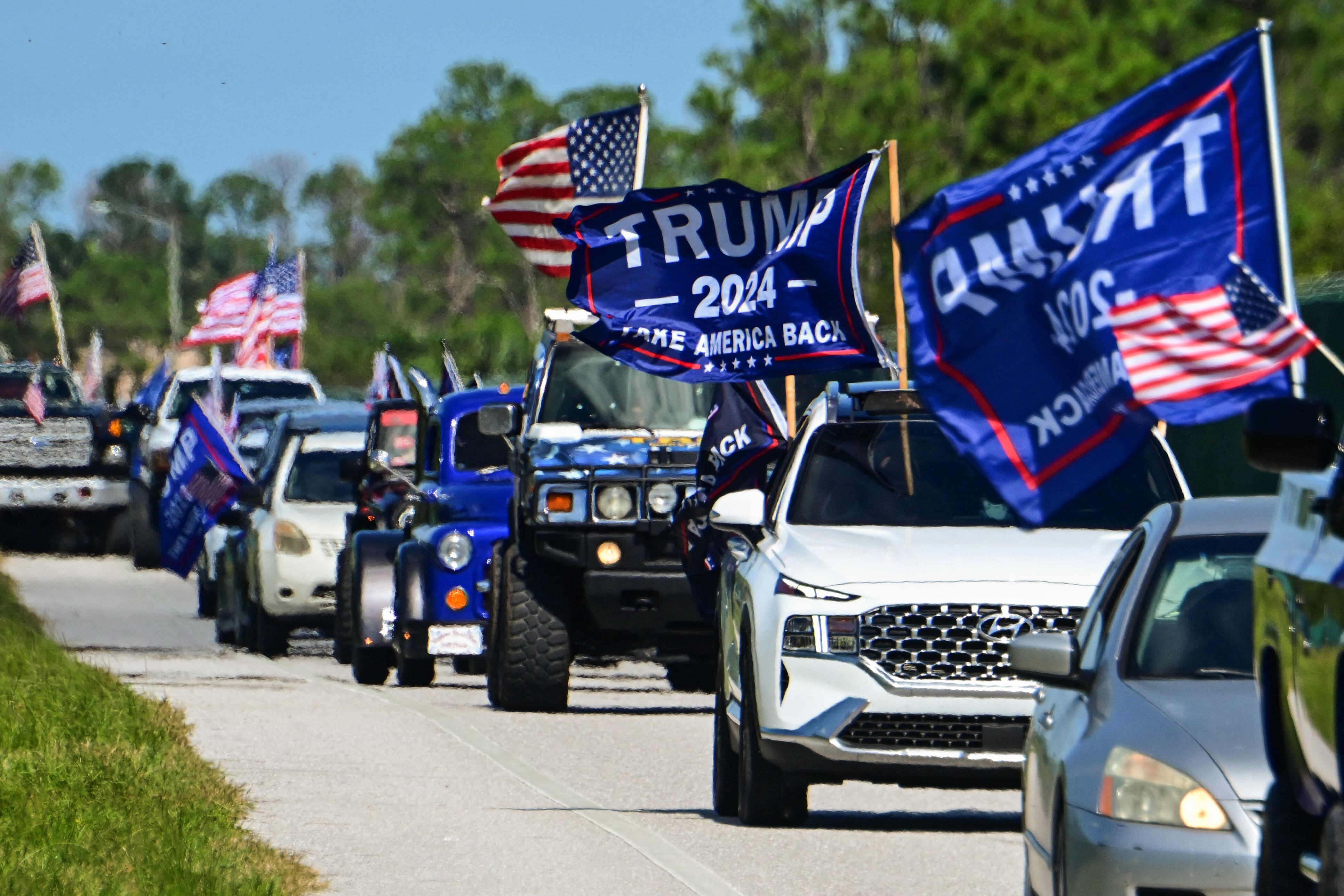 Simpatizantes del expresidente estadounidense y candidato presidencial republicano Donald Trump participan en una caravana para mostrar su apoyo en West Palm Beach, Florida, el 3 de noviembre de 2024. (Foto de Giorgio VIERA / AFP).