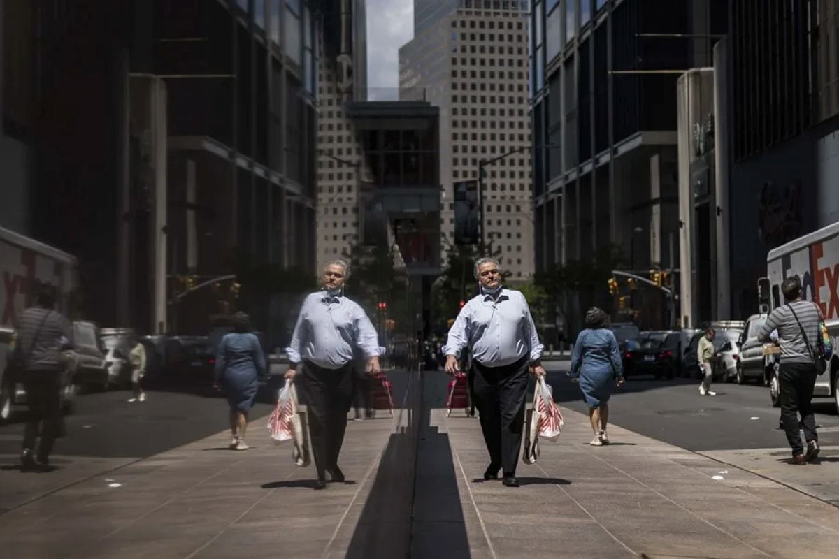 La necesidad de ingresos adicionales lleva a un número creciente de jubilados en Estados Unidos a reincorporarse al mercado laboral, según una encuesta de AARP. Foto: EFE.