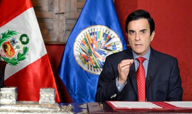 El canciller Carlos Espá y el representante de la OEA en Perú, Miguel Ángel Trinidad, firmaron el acuerdo para las elecciones del 4 de octubre. Foto: Cancillería
