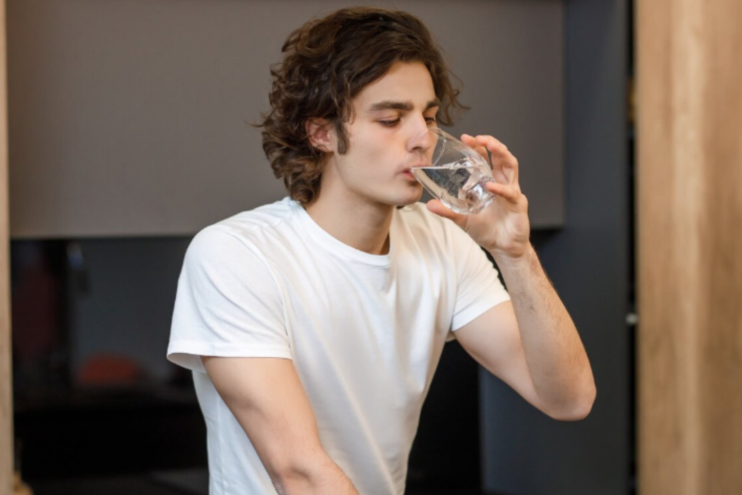 La persona que toma agua sin haberla hervido tiene altas posibilidades de infectarse de ciclosporiasis. (Crédito: Magnific / Imagen referencial)
