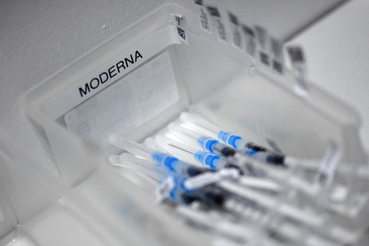 La nota apunta que la nueva dosis, que combina la original y una nueva versión contra la variante ómicron, y ha sido denominada mRNA-1273.214 fue “en general bien tolerada, con efectos secundarios comparables a una dosis de refuerzo de la vacuna original”. (Photo by Ina FASSBENDER / AFP)