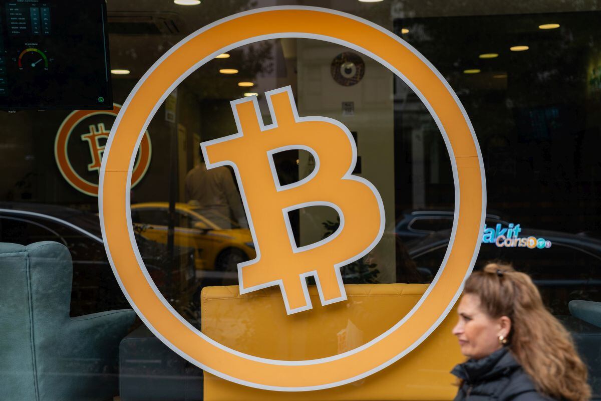 El bitcóin, la criptomoneda más utilizada y conocida del mercado, ha alcanzado este lunes un nuevo récord al situarse por primera vez en su historia por encima de los 84,000 dólares. Foto: David Lombeida/Bloomberg