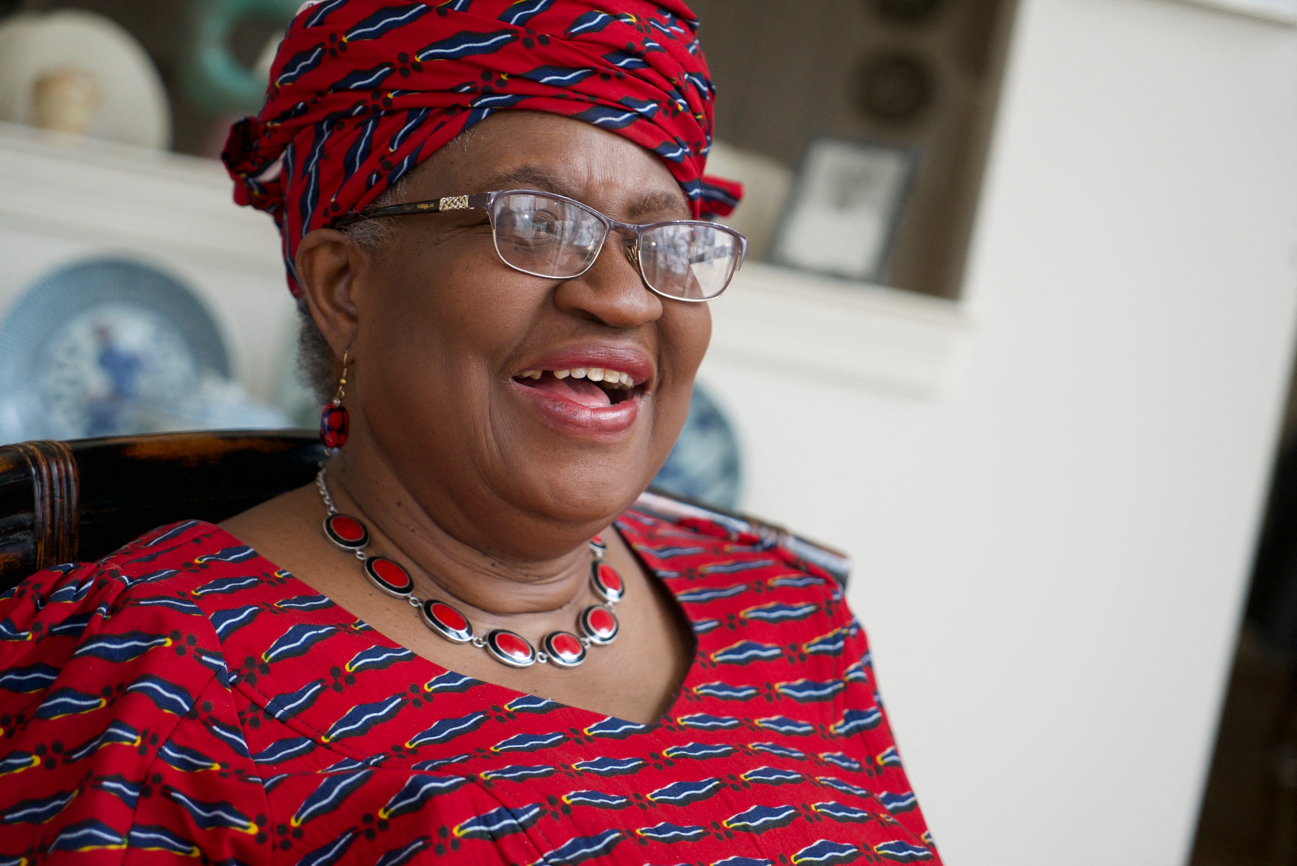 El 16 de febrero de 2021, la nigeriana Ngozi Okonjo-Iweala se conviertió en la primera mujer y líder de África en dirigir la Organización Mundial del Comercio (OMC). (Foto de Bastien INZAURRALDE / AFP).