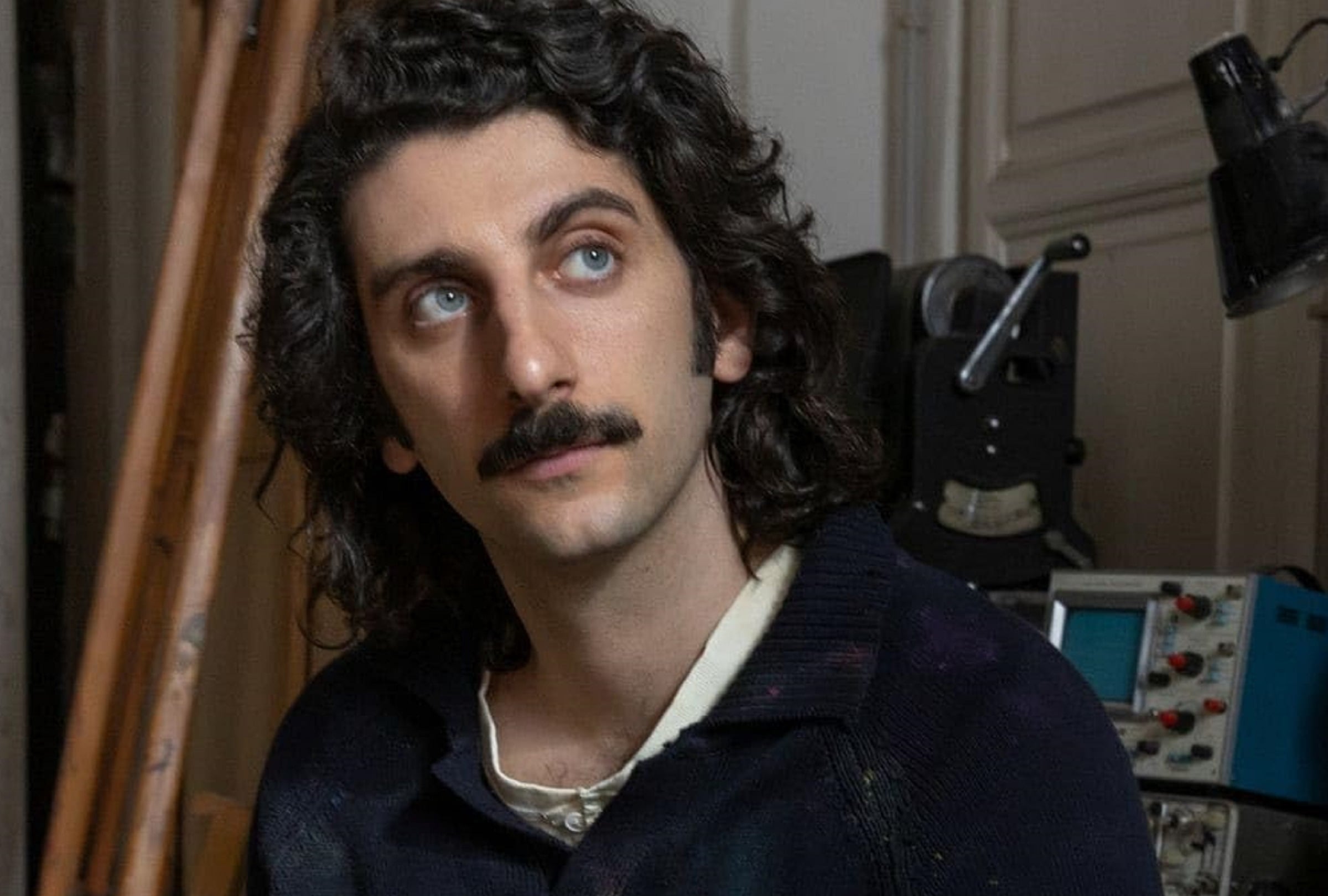 Pietro Castellitto asume el papel de Toni Chichiarelli, el protagonista de la película italiana "El falsario", basada en hechos reales (Foto: Netflix)