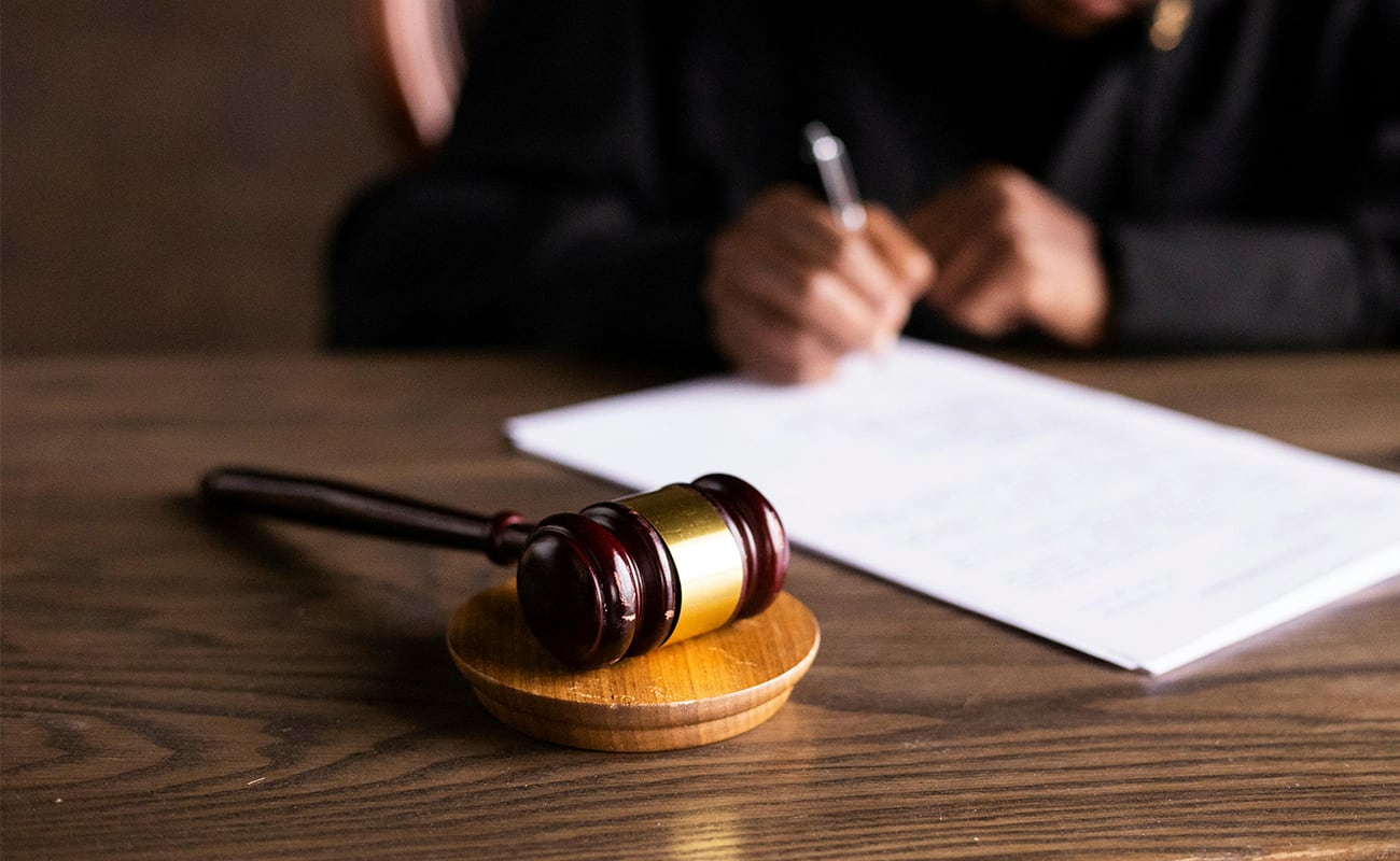 ¿Jueces pueden exigir el tipo de vestimenta a las partes?