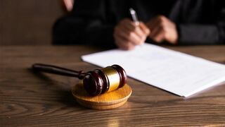 ¿Jueces pueden exigir el tipo de vestimenta a las partes durante un juicio?