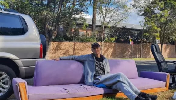 Viral | Leonardo Urbano, de 30 años, está sentado en un sofá que fue dispuesto para su eliminación en Sydney. (Leonardo Urbano)