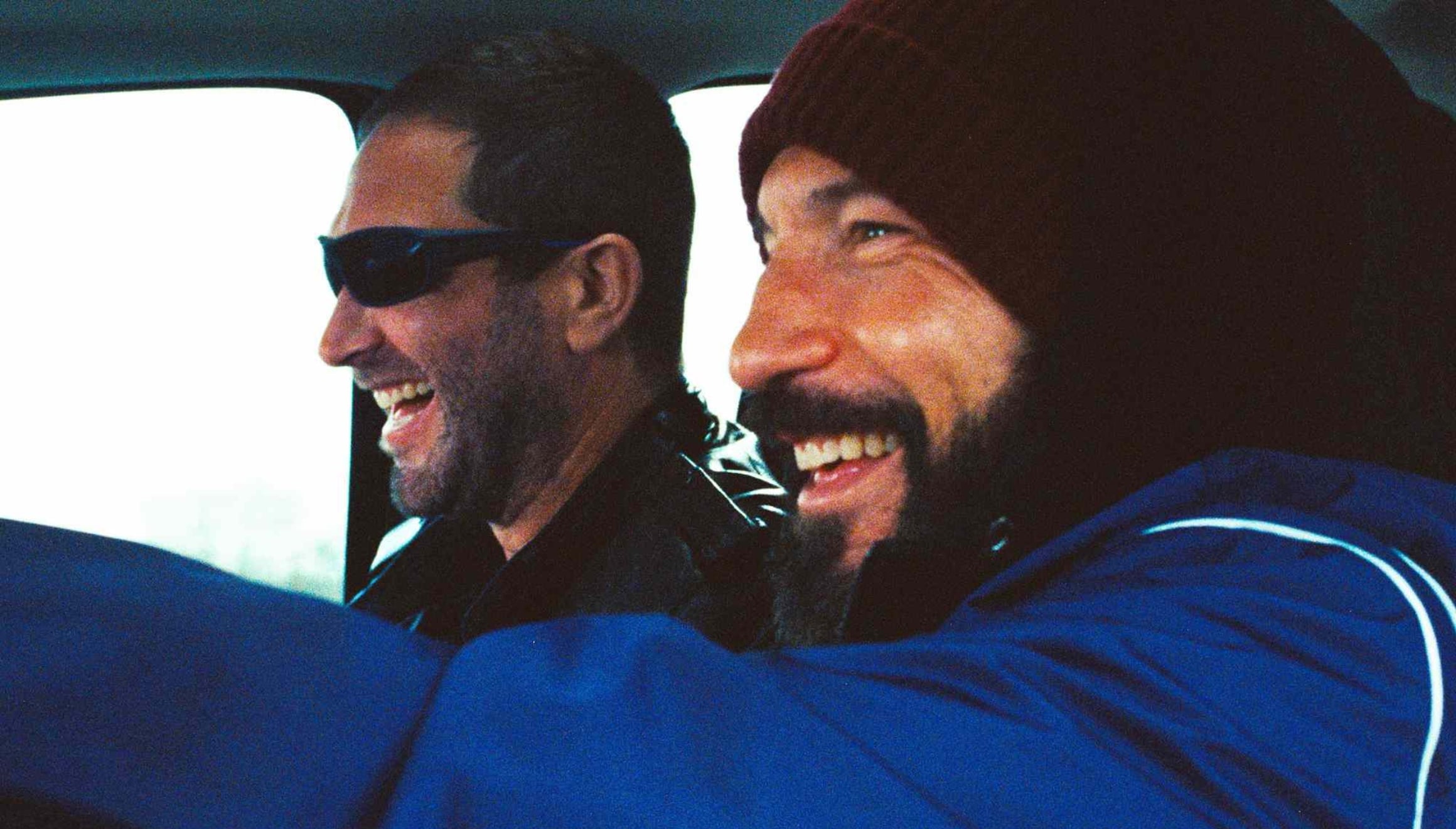 Ebon Moss-Bachrach como Richard "Richie" Jerimovich y Jon Bernthal como Mikey Berzatto en una escena del episodio especial "Gary" de la serie "The Bear" (Foto: FX Productions)