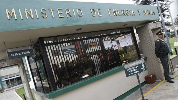 Las resoluciones llevan la firma del presidente José Balcázar y del ministro de Energía y Minas, Waldir Ayasta. Foto: Correo