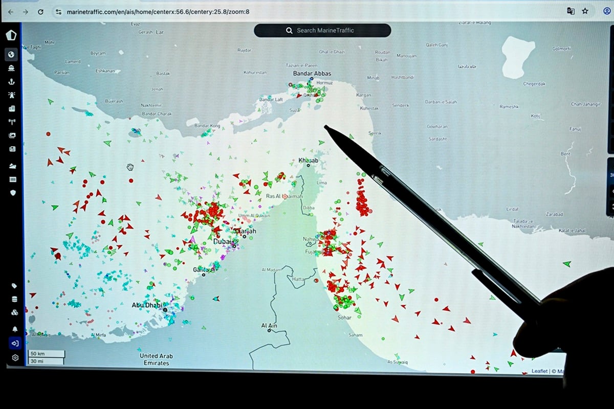 Una persona señala una página del sitio web Marinetraffic que muestra el tráfico de barcos comerciales en el borde del Estrecho de Ormuz, cerca de la costa iraní, en París el 4 de marzo de 2026. (JULIEN DE ROSA / AFP)