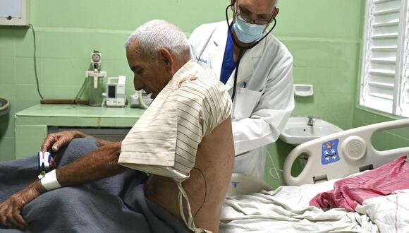 El médico Alexey López examina a un paciente en el hospital Calixto Garcia de La Habana. Foto: AFP