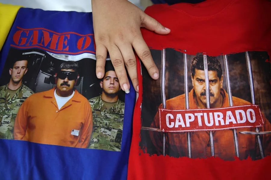 Fotografía que muestra camisetas con imágenes de la captura del presidente de Venezuela, Nicolás Maduro, en Lima (Perú). EFE/ Paolo Aguilar
