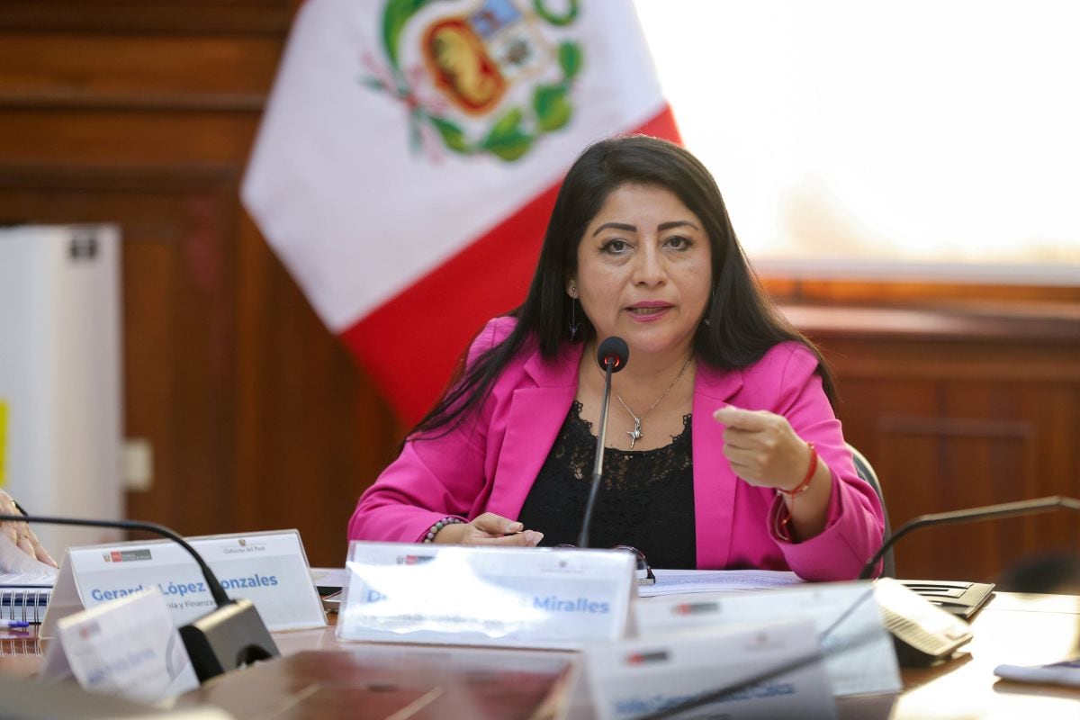 La premier Denisse Miralles sostuvo que el Gobierno mantiene un monitoreo diario de la crisis del gas y aseguró que existen reservas suficientes de combustibles alternativos para cubrir la demanda. Foto: PCM.