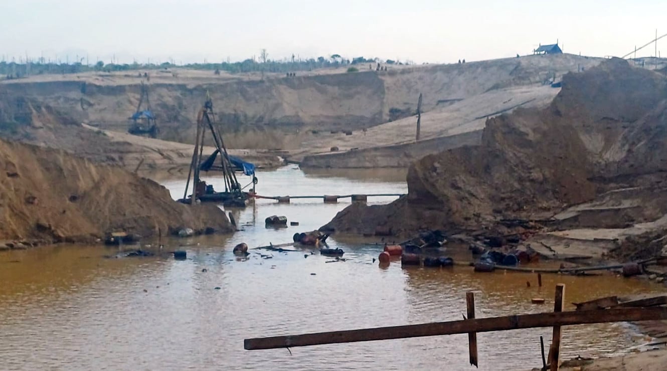 Los operativos permitieron inutilizar motores, balsas, tolvas y pozas, además de intervenir 5,760 galones de combustible diésel y 35 campamentos presuntamente vinculados a la minería ilegal. Foto: Mininter.