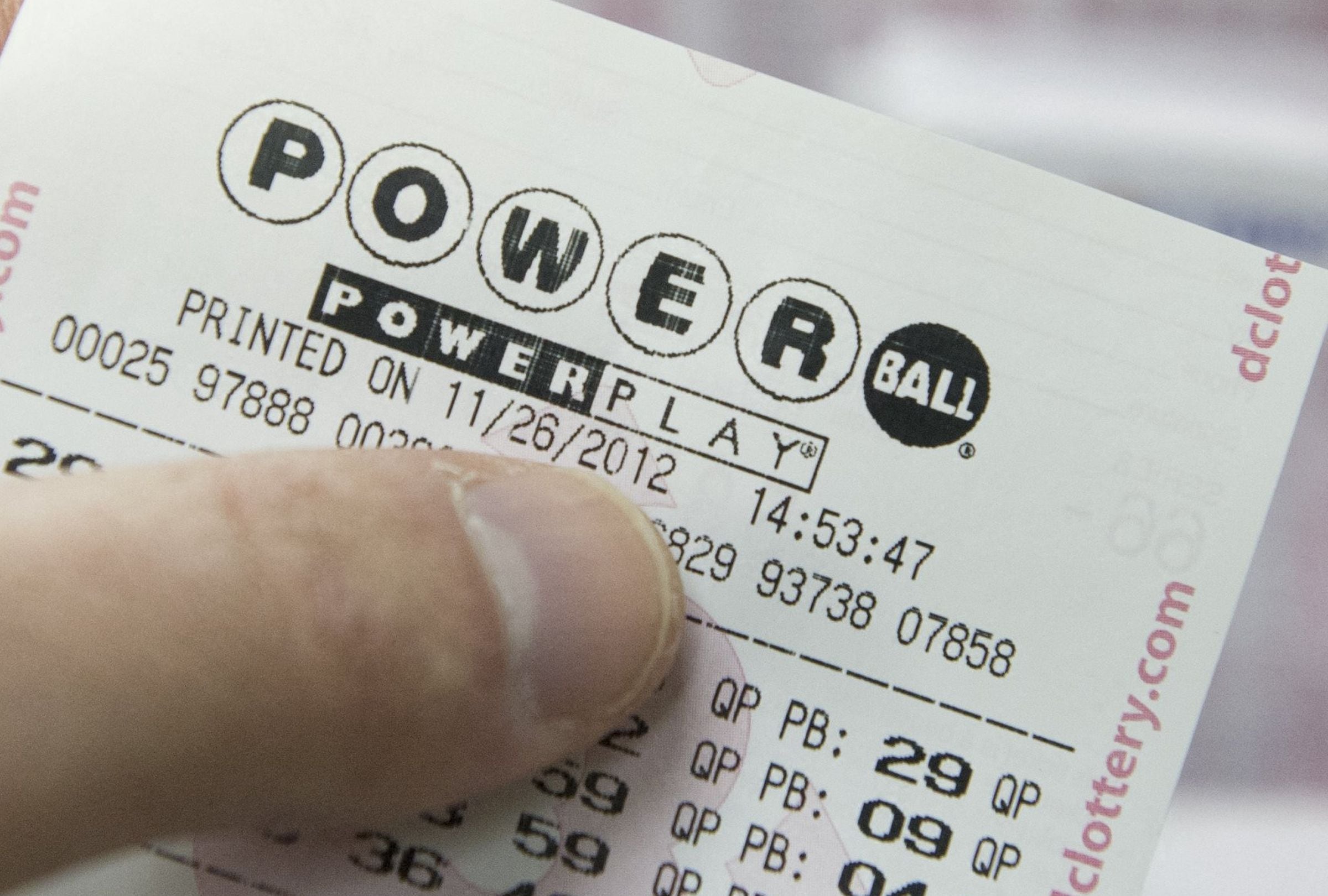 Por lo general, los participantes del Powerball pueden reclamar un premio de hasta $600 en cualquier lotería autorizada de la jurisdicción donde compraron el boleto. (Foto: SAUL LOEB / AFP)