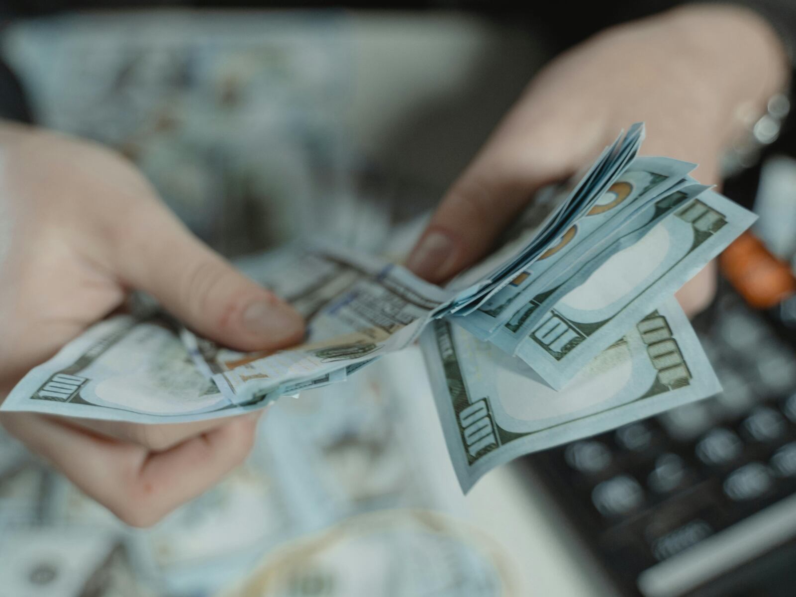 Descubre el camino hacia una vida cómoda y financiera en Estados Unidos gracias a los cálculos de este estudio (Foto: Pexels)