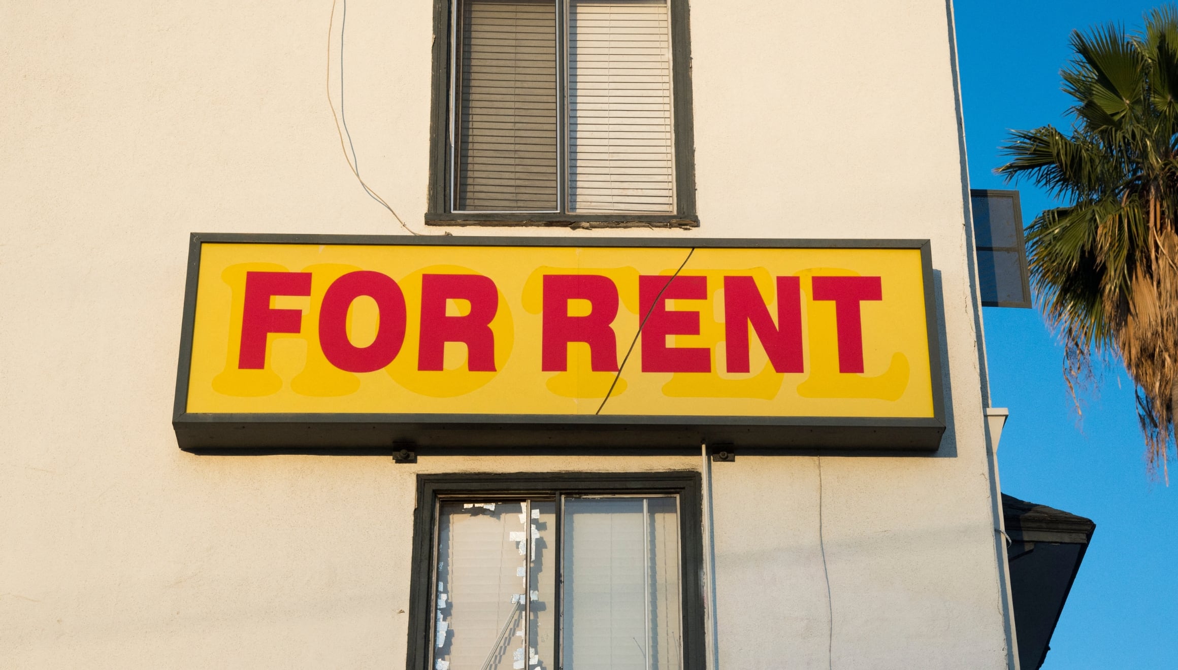 Letrero de "se renta" afuera de una vivienda en Hollywood, California (Foto: Freepik)