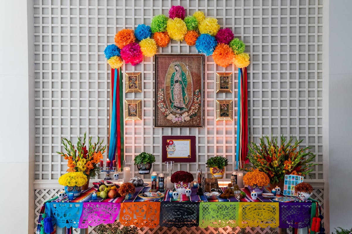 Un altar exhibido en la Sala de las Palmas de la Casa Blanca para el Día de Muertos (Foto de Handout / La Casa Blanca / AFP)