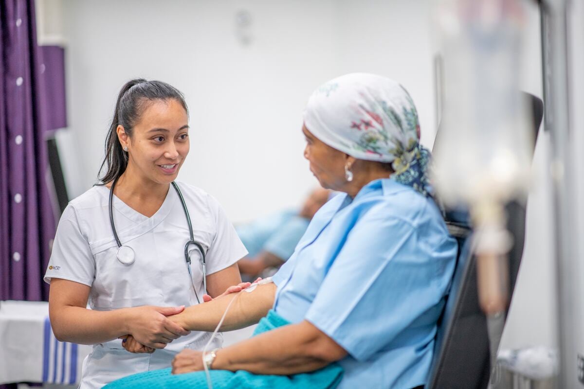 Se proyecta que, para el año 2050, el número de casos nuevos de cáncer por año alcanzará los 33 millones, mientras que las muertes relacionadas con la enfermedad aumentarán a 18.2 millones.