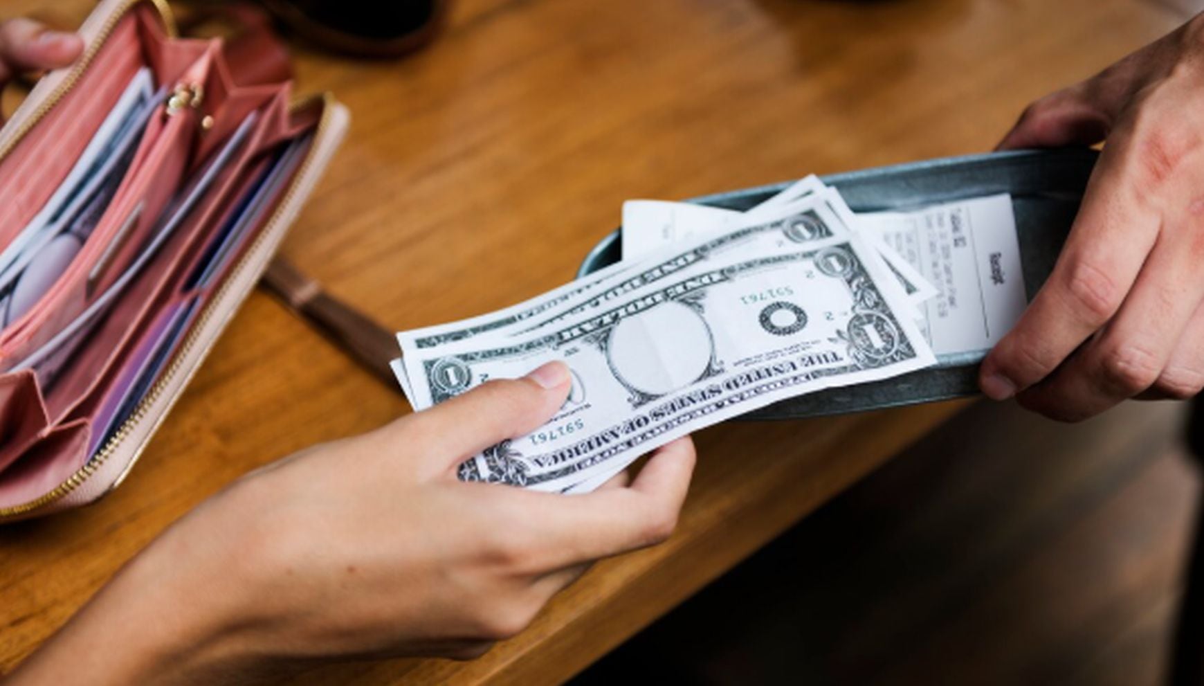 Tras la aprobación de una ley, los comercios en Nueva York deberán aceptar billetes (Foto: Freepik)