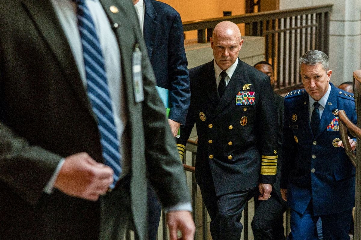 John D. Caine, presidente del Estado Mayor Conjunto, a la derecha, y el almirante de la Marina Frank Bradley llegan a una sesión informativa con legisladores en el Capitolio, en Washington DC, EE.UU., el jueves 4 de diciembre de 2025.