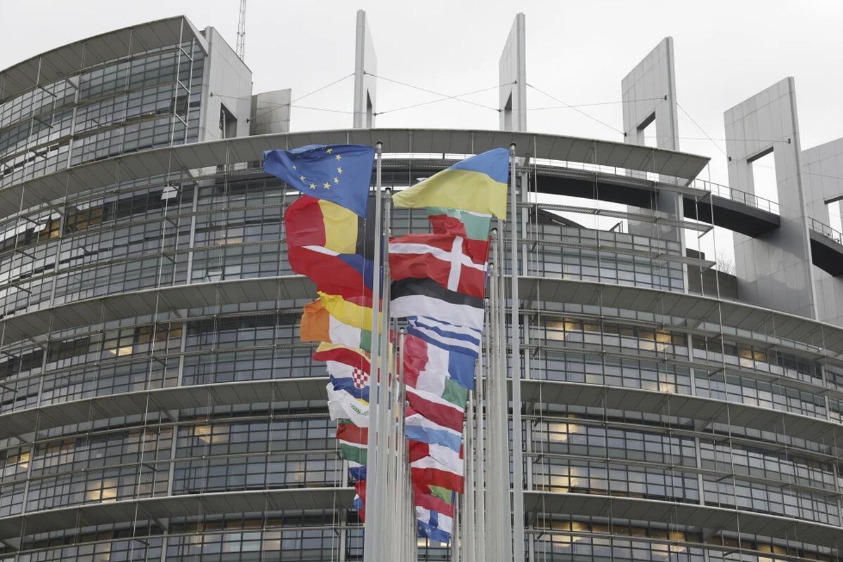 En esta imagen de archivo, banderas europeas ondean en el exterior del Parlamento Europeo, en Estrasburgo, Francia. (AP Foto/Jean-Francois Badias, archivo)