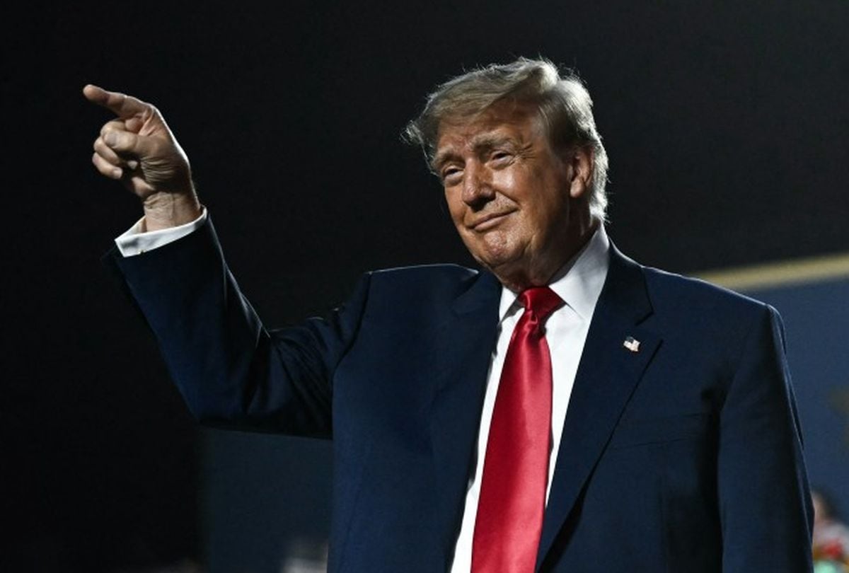 El presidente de Estados Unidos, Donald Trump, hace gestos mientras permanece en el escenario tras concluir su intervención durante la segunda jornada de la convención de mitad de mandato del Comité Nacional Republicano en el American Airlines Center de Dallas, Texas, el 10 de septiembre de 2026 (Foto: Brendan Smialowski / AFP)