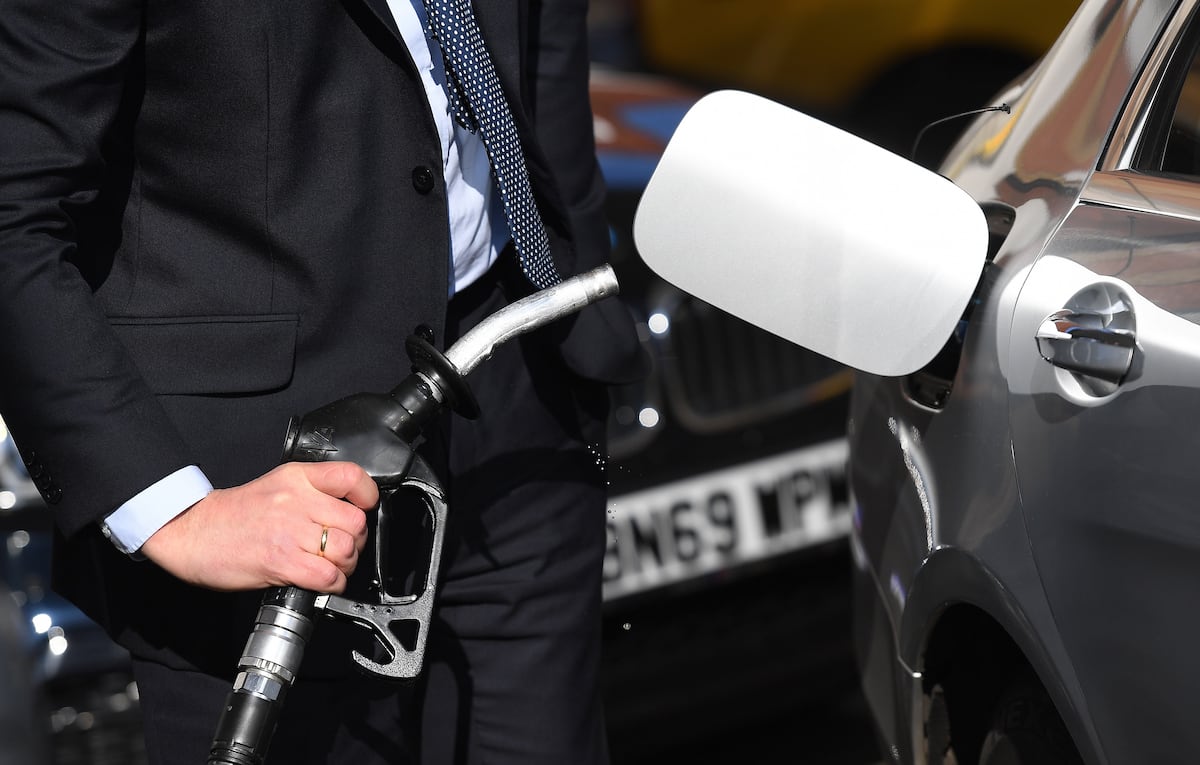 Un cliente llena su depósito en una gasolinera de Shell en Londres, Gran Bretaña. (EFE/EPA/ANDY RAIN)