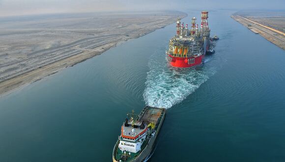 El canal de Suez es la principal entrada y salida del comercio mundial entre Occidente y Asia. Y es que más del 15% del comercio marítimo transita por dicha zona. (Foto de varias fuentes / AFP)