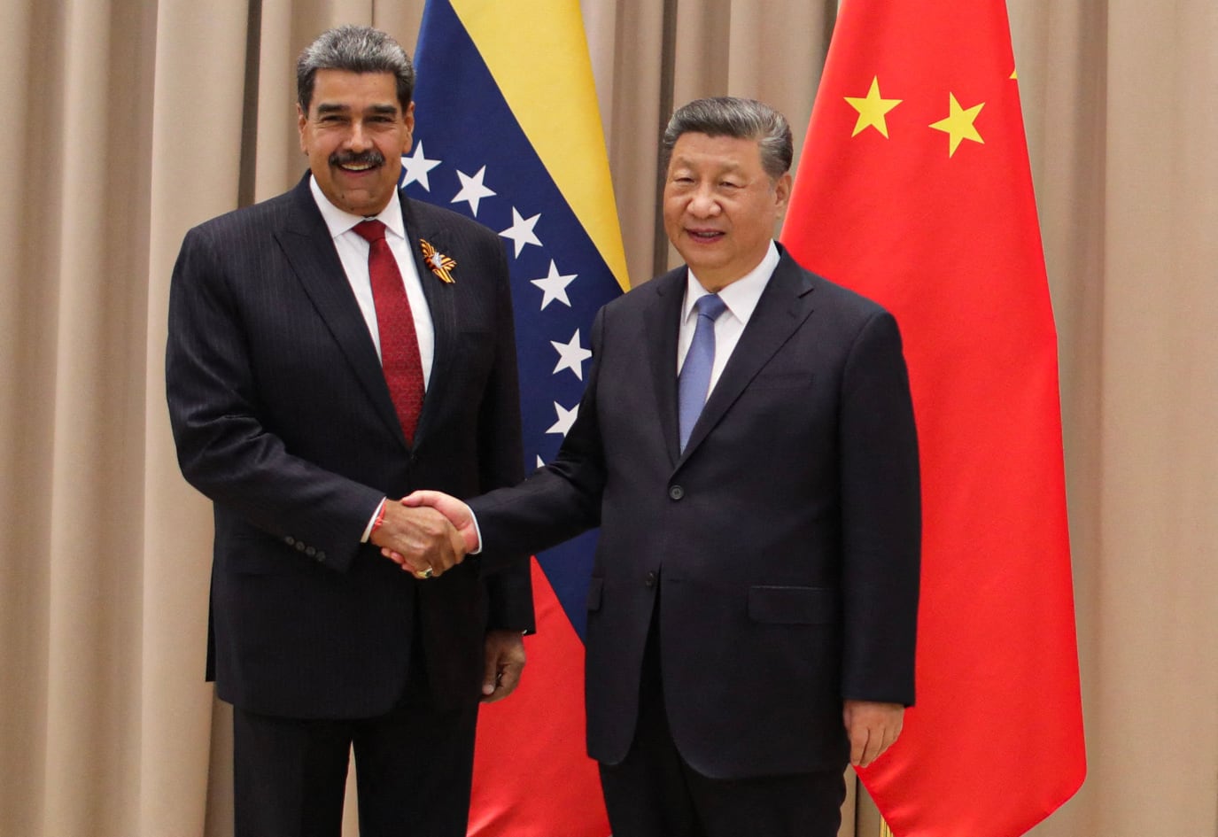 El mandatario de Venezuela Nicolás Maduro estrechando la mano del presidente de China Xi Jinping durante una reunión en Moscú el 9 de mayo de 2025. (Foto de MARCELO GARCIA / Presidencia de Venezuela / AFP).