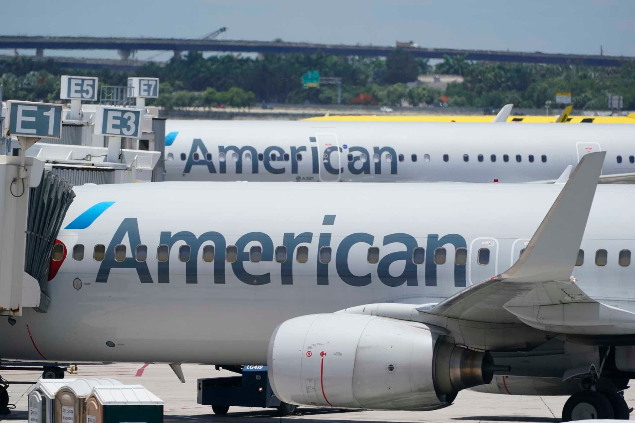 Archivo - Dos aviones Boeing 737 de American Airlines en el aeropuerto internacional Fort Lauderdale-Hollywood. (AP Foto/Wilfredo Lee, Archivo)