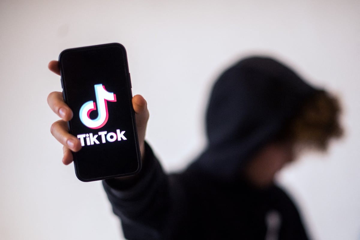 Un adolescente presenta un teléfono inteligente con el logo de la red social china Tik Tok, el 21 de enero de 2021 en Nantes, en el oeste de Francia. (Foto de LOIC VENANCE / AFP)