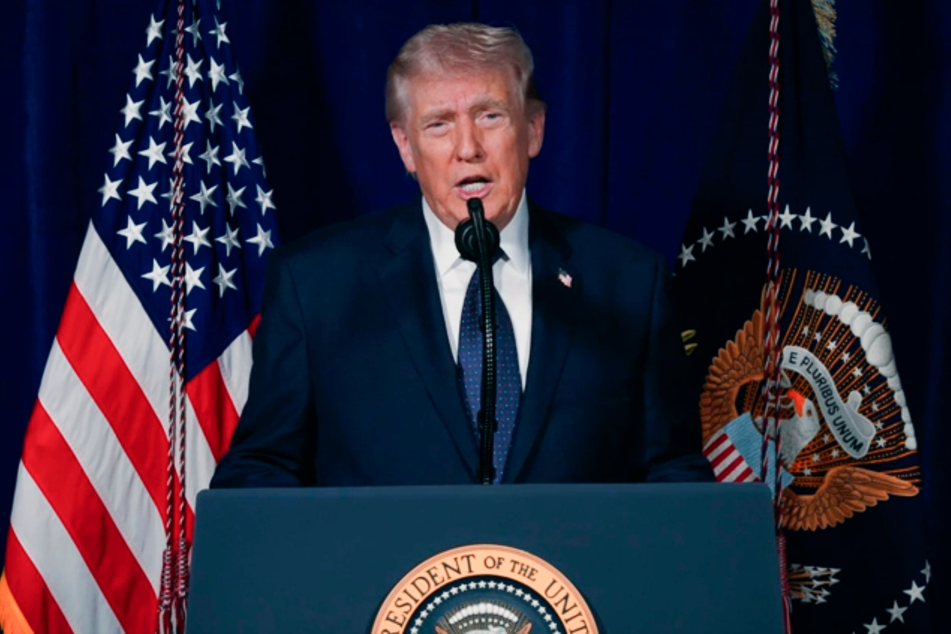 AME9589. NUEVA YORK (ESTADOS UNIDOS), 01/03/2026.- Captura de video de la cuenta oficial de la red social TruthSocial @realDonaldTrump del presidente de Estados Unidos, Donald Trump, hablando durante un declaración pública este domingo. Donald Trump, instó a la Guardia Revolucionaria iraní a rendirse a cambio de inmunidad o de lo contrario, dijo, afrontará "una muerte segura". EFE/ @realdonaldtrump /SOLO USO EDITORIAL/ NO VENTAS/ SOLO DISPONIBLE PARA ILUSTRAR LA NOTICIA QUE ACOMPAÑA (CRÉDITO OBLIGATORIO)