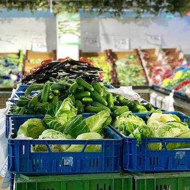 El plan plantea convertir tiendas de conveniencia en mercados con productos frescos y baratos, financiar el cambio con un impuesto a supermercados y farmacias vacías y agilizar permisos para nuevos comercios