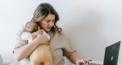 Promoverán el teletrabajo para el padre o madre durante el primer año de su hijo