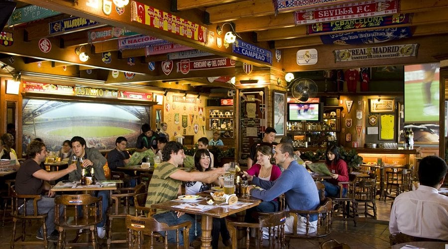 El Mundial de Fútbol afectará sectores como retail y entretenimiento, y su impacto en el PBI será temporal. Se espera una mayor afluencia en bares en días de semana. Foto: referencial / Tripadvisor