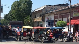 Iquitos: transportistas acatan paro por alza del precio de combustibles y bloquean carretera