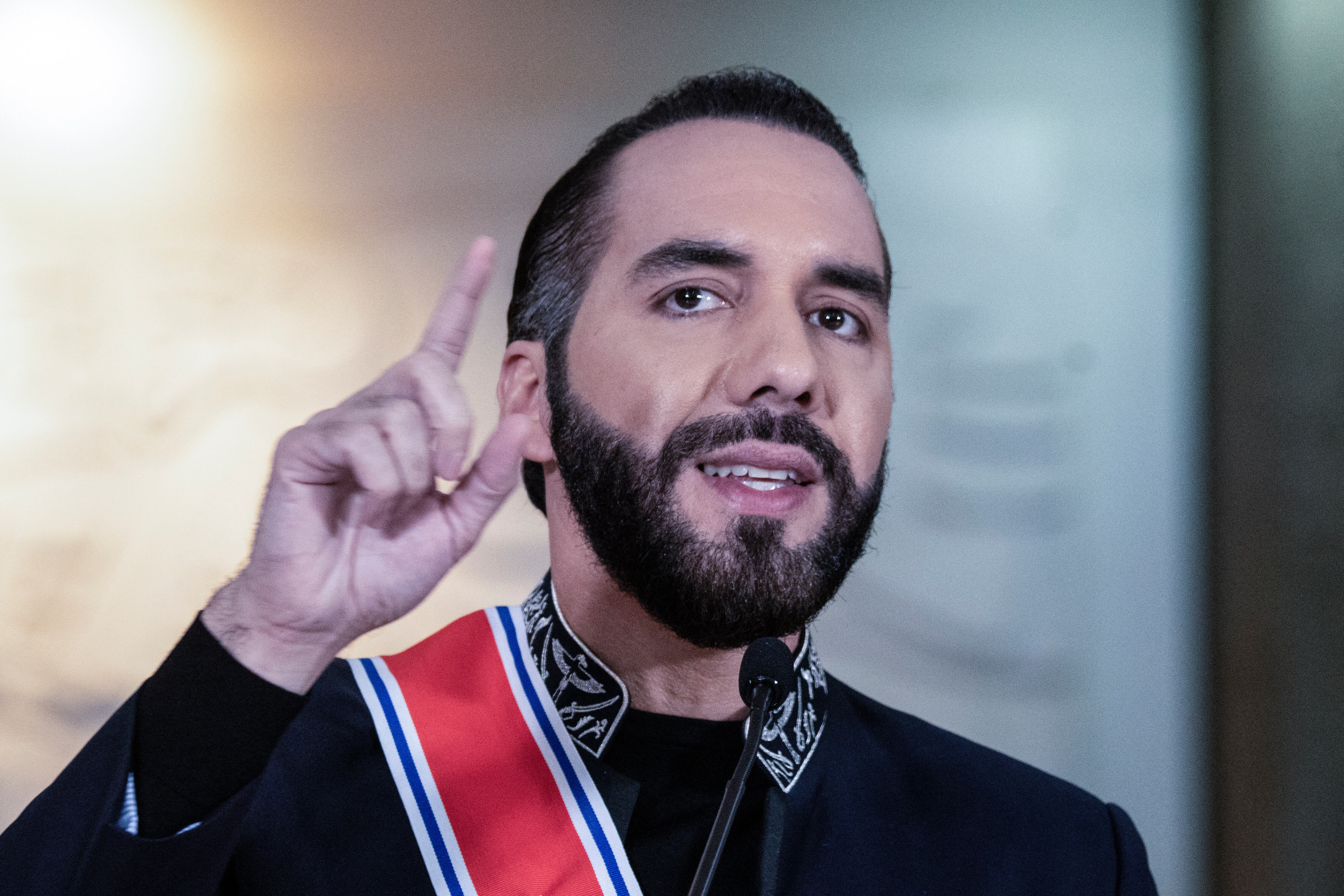 El presidente de El Salvador, Nayib Bukele, habla durante una conferencia de prensa conjunta con el presidente de Costa Rica, Rodrigo Chaves, el 11 de noviembre de 2024. (Foto de Ezequiel BECERRA / AFP).