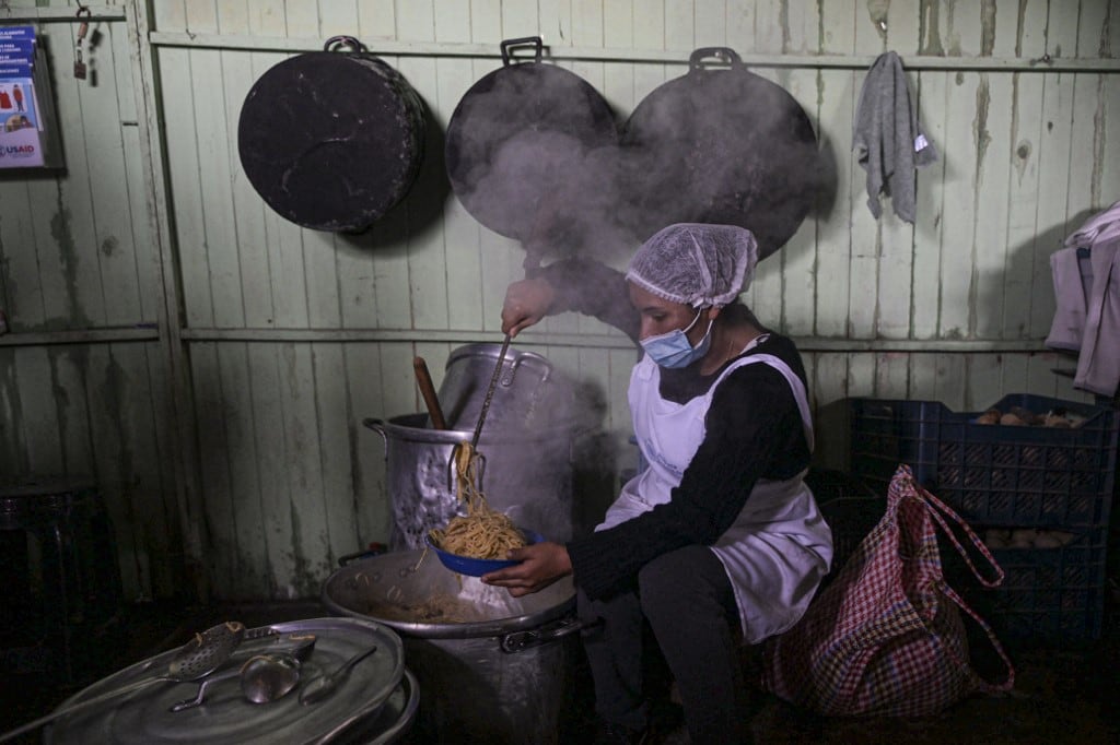 Las ollas comunes surgieron como una alternativa entre la población ante la gran problemática de la inseguridad alimentaria. (Photo by ERNESTO BENAVIDES / AFP)