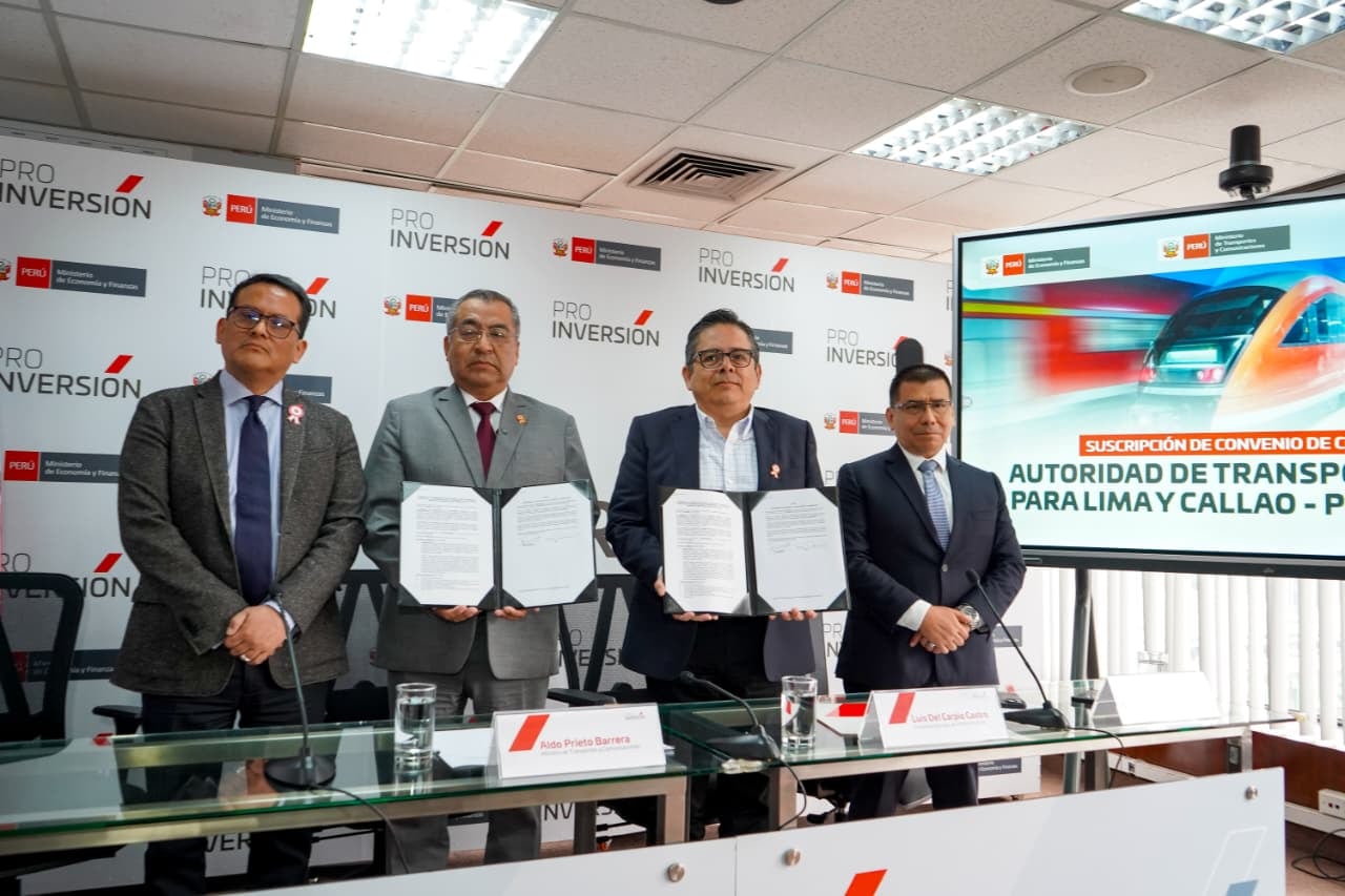 Foto protocolar de la firma del convenio entre ATU y ProInversión para las Líneas 3 y 4 del Metro de Lima. Foto: ATU.