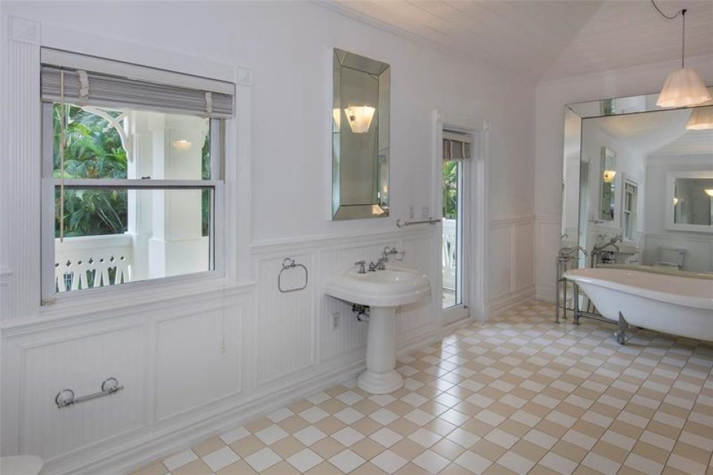 La mansión tiene baños de modelo tradicional en color blanco (Foto: toptenrealestatedeals)