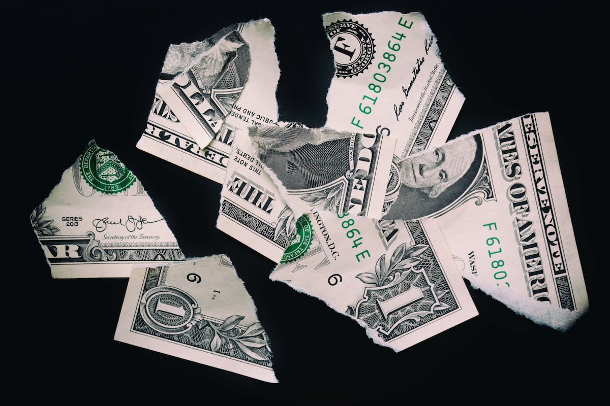 En Estados Unidos, un billete de dólar roto puede ser cambiado en cualquier banco siempre y cuando sus marcas distintivas no estén alteradas (números de serie, etc). El 60% del billete debe permanecer legible).