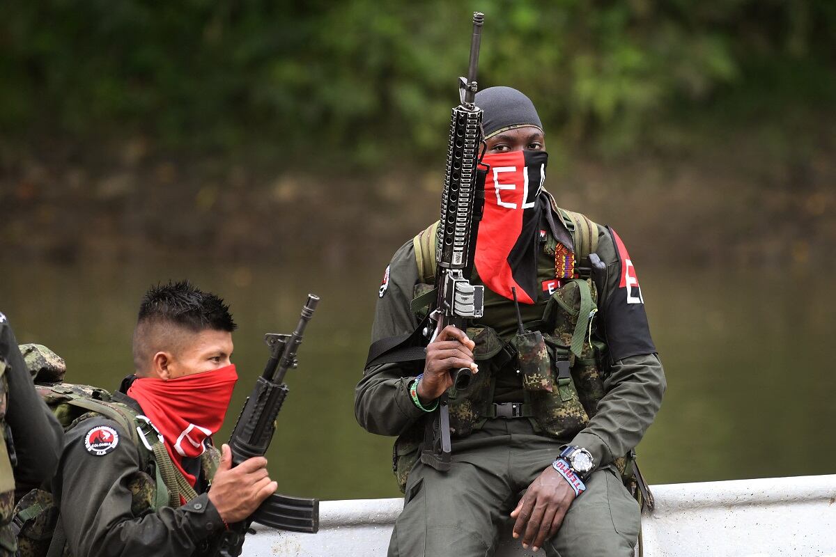 Rebeldes del Ejército de Liberación Nacional (ELN) patrullan el río Baudó en la provincia de Chocó, Colombia, el 26 de octubre de 2023. (Foto de Daniel Muñoz / AFP)