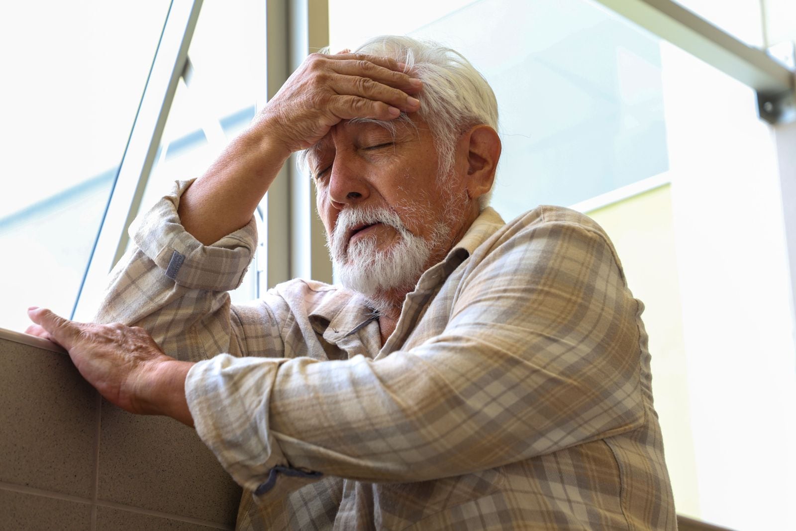 Especialista de EsSalud recomendó mantener a los adultos mayores en espacios ventilados con hidratación adecuada Foto: EsSalud.