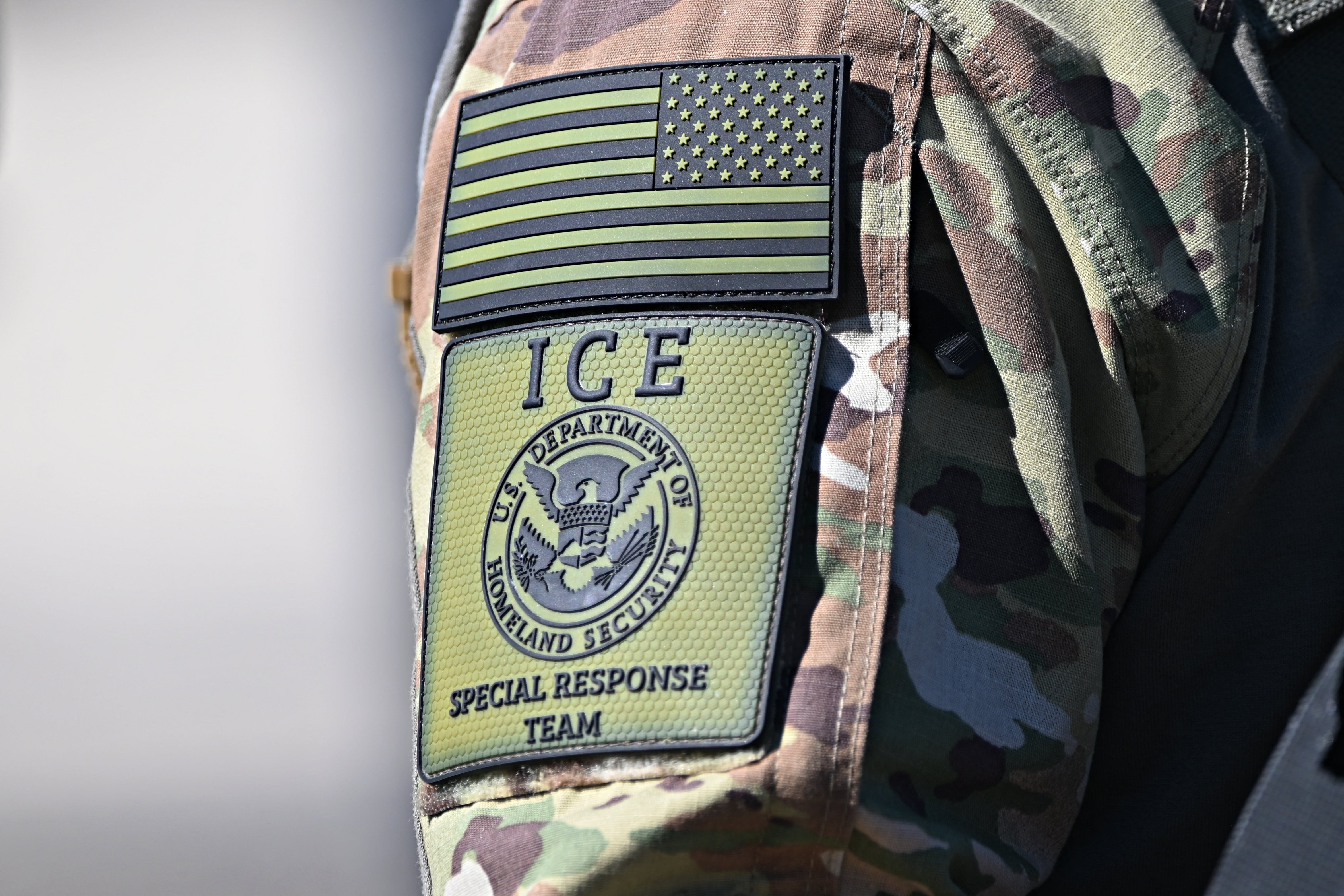 Cientos de inmigrantes han terminado deportados tras ser arrestados por agentes de ICE. (Crédito: Jacek Boczarski / Anadolu via AFP)