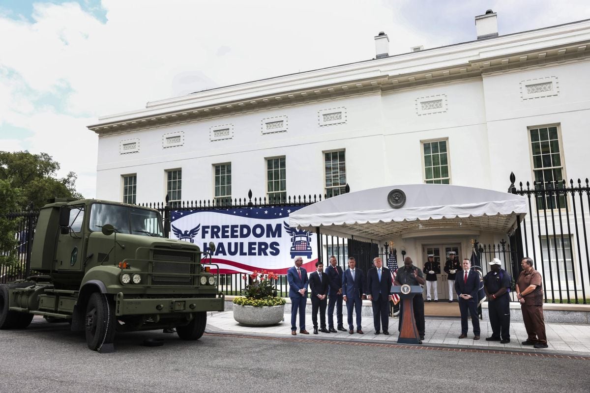 Un camión militar está estacionado frente al Ala Oeste, mientras el presidente Trump anuncia un programa para permitir a los veteranos agilizar su carrera en el transporte comercial por carretera (Foto: EFE/EPA/Jim Lo Scalzo / POOL)