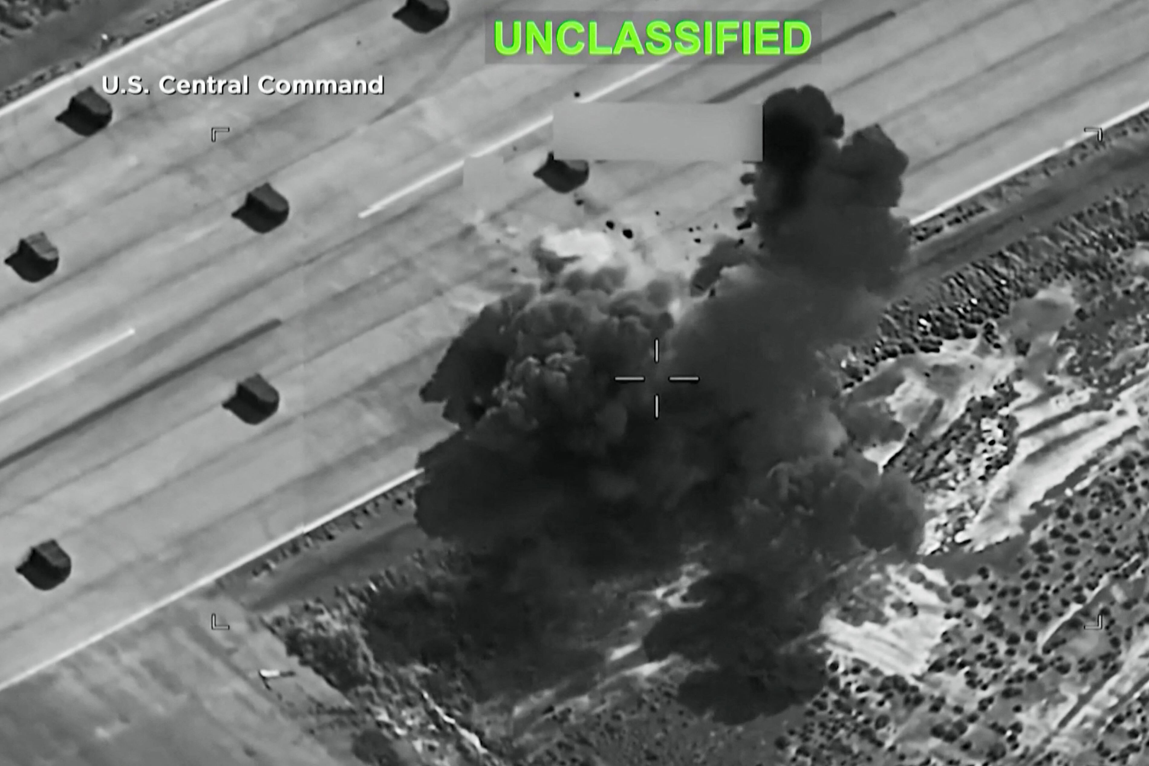 Captura de video que muestra una nueva ronda de ataques de Estados Unidos contra Irán. (Centcom / AFP).