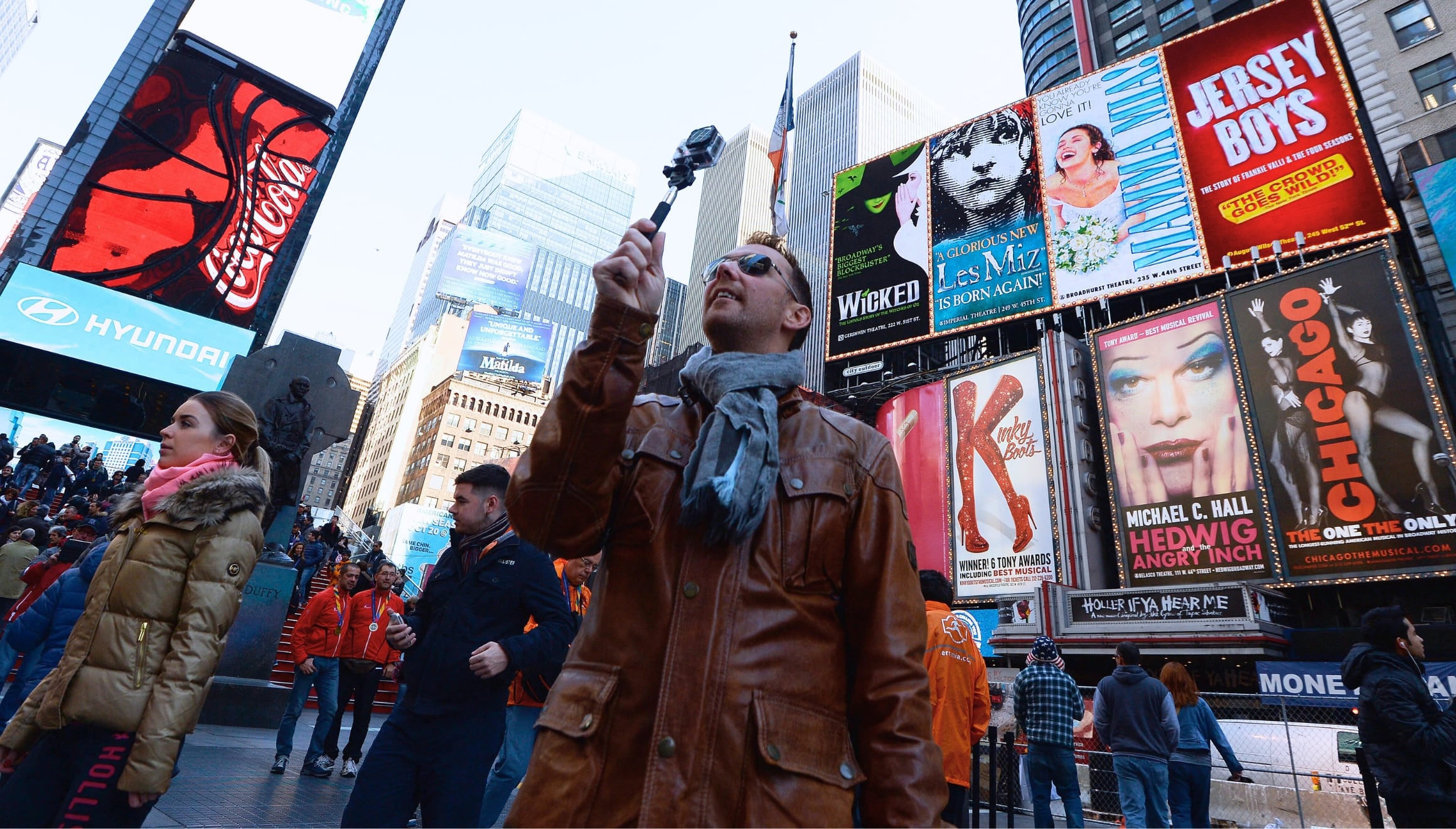Un turista paseando por las principales calles de Nueva York (Foto: AFP)