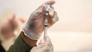 Vacuna de J&J reduce infecciones por COVID en casi 50%, según estudio